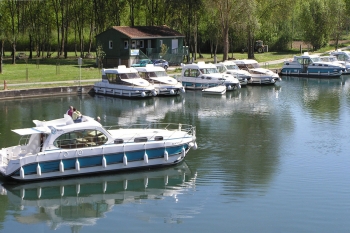 Croisière en bateau sans permis depuis Sireuil en Charente