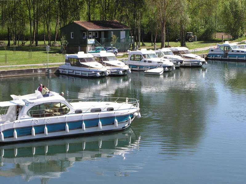 Deux semaines : De la terre à la mer : votre location de bateau sur le fleuve Charente - à partir de 1424 euros